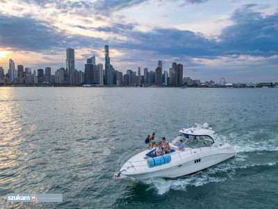 Zdjęcia przypisane do ogłoszeniaExclusive Charter Yacht offers private yacht rentals Chicago  w kategorii Wypożyczalnie