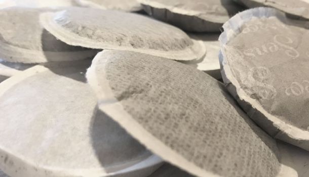 Co to jest kawa w saszetkach, czym się różni od plastikowych kapsułek?